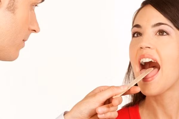 Lịch sử gia đình. Nguyên nhân gây bệnh ung thư này cũng có thể là do di truyền. Một người có nguy cơ phát triển ung thư lưỡi khi thành viên trong gia đình đã được chẩn đoán với bệnh tương tự. Vì đây là yếu tố di truyền nên không có cách để ngăn ngừa.