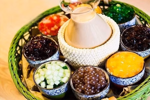 Lẩu trà sữa. Món ăn vừa xuất hiện đã nhanh chóng tạo ra một cơn sốt mới trong giới trẻ bởi sự thân quen trong hương vị cũng như sự hấp dẫn từ việc kết hợp các nguyên liệu với nhau. Cũng giống như lẩu kem và lẩu trái cây, món lẩu trà sữa này cũng giúp giải nhiệt mùa hè rất tốt. (Ảnh:foody.vn)