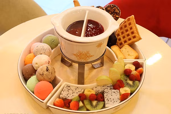 Lẩu kem không chỉ là món ngon thích hợp cho các gia đình, nhóm bạn trẻ vào dịp cuối tuần mà còn có tác dụng giải khát lý tưởng để xua tan cái nắng gay gắt của tiết trời khi vào hè. Không chỉ ngon, lạ, món ăn này còn vô cùng bắt mắt bởi màu sắc và sự sắp đặt đầy khéo léo và tinh tế của các nguyên liệu trên khay lẩu. (Ảnh: hotdeal.vn)