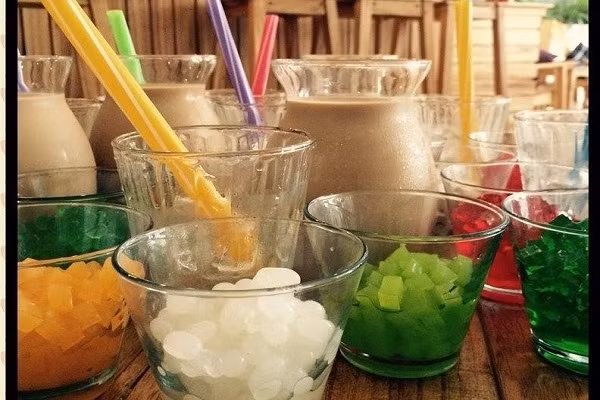 Lẩu trà sữa là sự kết hợp của các loại thạch, hạt, pudding đa dạng cùng với đá viên và một bình trà sữa thơm béo để bạn có thể thỏa sức pha chế ly trà sữa theo ý của mình. Không thể phủ nhận sự hấp dẫn của món lẩu này đối với giới trẻ hiện nay. (Ảnh: foody.vn)