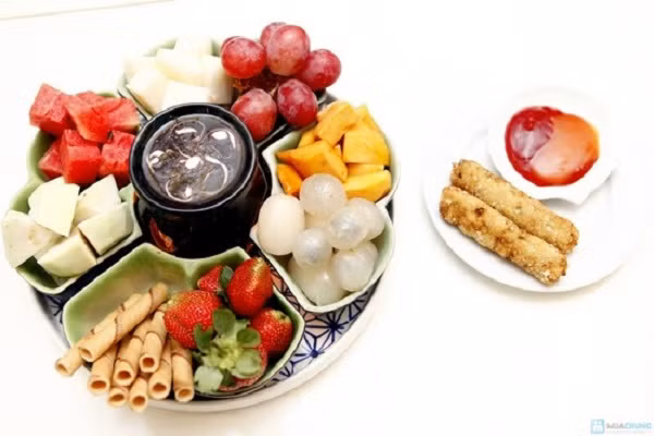 Lẩu trái cây. Đúng như tên gọi của món lẩu với nguyên liệu chính là các loại trái cây tươi ngon, theo mùa. Nước lẩu cho món này chính là nồi sốt chocolate nóng chảy, thơm ngọt đậm đà. Với món này, bạn sẽ thích thú khi chấm và nhâm nhi hương vị hòa quyện chua ngọt của trái cây mát lạnh với chocolate đen nóng. Ngoài ra, đậu phộng rang giã nhuyễn ăn kèm chocolate cũng giúp tăng thêm hương vị cho món lẩu. (Ảnh:khuyenmaivang.vn)