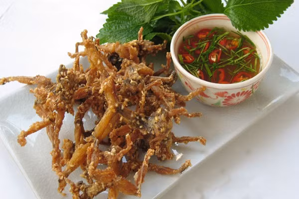 Khô nhái vừa thơm vừa giòn, có thể coi là món “lai rai” hấp dẫn cho dân nhậu. Khô nhái ngon nhất là chiên, người ăn có thể nhai cả xương và thịt, vừa thơm ngon, ngọt dịu, vừa cay cay, mằn mặn, béo, giòn, mùi vị rất đặc trưng. (Ảnh: Agriviet)