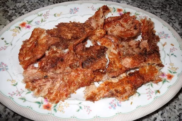Khô cá lau kiếng là một loại cá ngoại lai nên trước đây ít người ăn. Tuy nhiên, hiện nay cá lau kính lại trở thành đặc sản ở đất Tây Đô khi được người dân xẻ thịt, đem đi phơi khô và chế biến thành nhiều món ăn ngon.(Ảnh:new.zing)