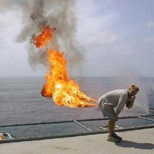 5. Mùi “rắm” sẽ tồi tệ hơn khi ở trong phòng tắm. Do độ ẩm trong không khí ở phòng tắm cao hơn bình thường sẽ giúp “rắm” phát tán qua không khí một cách hiệu quả. Thêm vào đó, độ ẩm cũng làm tăng cảm giác của mũi người với mùi vị. Thật ra “rắm” không phải là tồi tệ, chỉ là mũi của chúng ta có thể phân biệt nó tốt hơn nhiều với mùi thông thường.