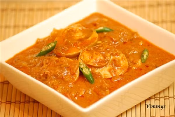 Biến tấu cà ri trứng rất độc đáo và hấp dẫn tại Ấn Độ. Món cà ri được nấu thật sệt, thật đặc khi ăn chung với cơm hay quệt với bánh mì thật hấp dẫn. (Nguồn ảnh: Depplus.vn/MASK)