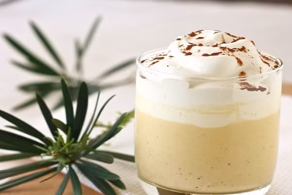 Eggnog còn gọi là cocktail trứng sữa. Vị béo của lòng đỏ trứng, kem và sữa kết hợp vị thơm nồng của rượu đã tạo nên một món thức uống tuyệt vời trong tiết trời se lạnh. Eggnog là thức uống bổ dưỡng từ trứng nên rất được người Anh ưa chuộng.