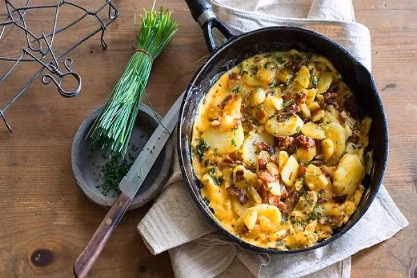 Trứng tráng rau củ kiểu "nông dân" Bauernfrühstück (Đức). Món ăn sáng có cái tên khá hài hước này thực ra chỉ là món trứng tráng đơn giản với khoai tây thái khối, hành tây, ớt xanh, hành boa rô hoặc hẹ cùng với thịt ba chỉ muối hoặc thịt nguội nhưng lại vô cùng ngon và hấp dẫn. 