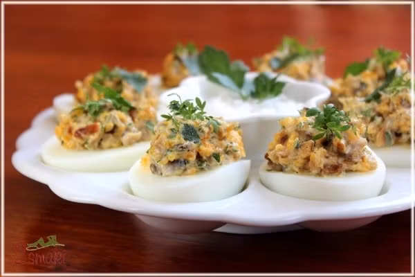 Trứng nhồi - Jajka faszerowane của Ba Lan: Trứng gà sau khi luộc chín sẽ được cắt làm đôi, nạo lấy lòng đỏ để trộn với xốt mayonnaise và mù tạt, thịt sau đó nhồi lại vào phần lòng trắng trứng. Lòng đỏ trứng được trộn cùng nhiều gia vị độc đáo, ăn kèm các loại rau xanh vừa bổ dưỡng lại không làm bạn cảm thấy ngán