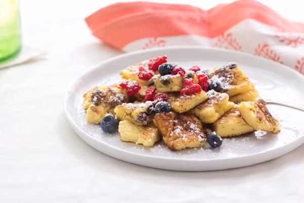  Bánh trứng (kaiserschmarrn). Đây thực chất chỉ là pancake, nhưng thay vì được để nguyên miếng, người ta xé nhỏ bánh và ăn với kem tươi, các loại mứt hoa quả như một món tráng miệng. Món ăn này rất phổ biến ở Áo, miền Nam nước Đức, Hungary, Slovenia và phía Bắc Croatia. 