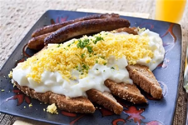 Trứng kèm sốt kem: Đây là một món ăn Mỹ với bánh mì nướng rưới nước sốt làm từ lòng đỏ trứng gà luộc hòa cùng sữa, bơ, bột mì và nước dùng gà, bột tỏi, muối, hành, tiêu... Sự biến tấu độc đáo trong cách chế biến và thưởng thức giúp món ăn thêm phần thú vị và mới lạ hơn. 