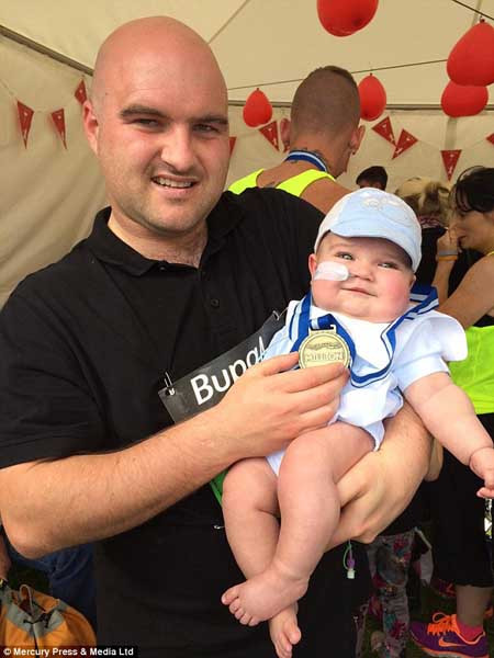 Qua cuộc thi này, bố mẹ cậu bé cũng muốn em bé có thể gây được chú ý để có sự ủng hộ và điều trị bệnh tốt nhất.