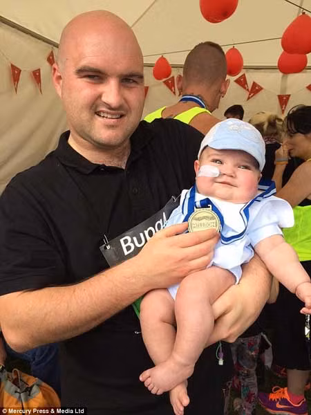 Qua cuộc thi này, bố mẹ cậu bé cũng muốn em bé có thể gây được chú ý để có sự ủng hộ và điều trị bệnh tốt nhất.