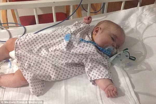 Đã có lần trong 2 tháng bé trải qua 4 cuộc phẫu thuật. Jack cũng đã vượt qua các vấn đề ăn uống và đang hồi phục từ 3 cơn đột quỵ do vấn đề tim trái gây ra.