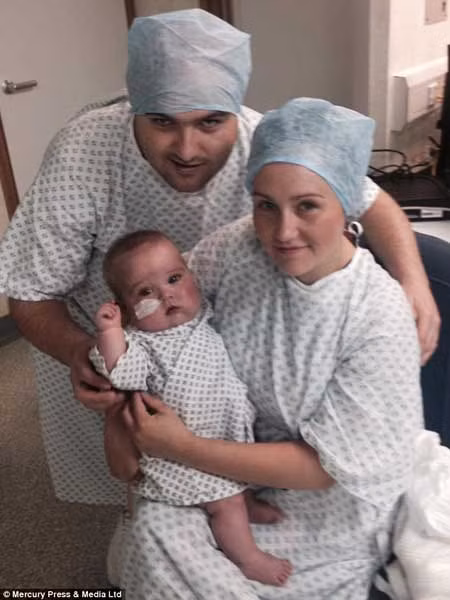 Trong một ca phẫu thuật, bác sỹ đã nói với bố mẹ em rằng, khoảng 30% khả năng bé không thể sống được.