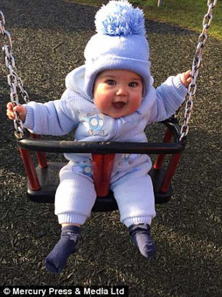 Bé Jack Stevens đến từ Hartlepool chỉ mới 15 tháng tuổi nhưng đã trải qua tới 9 lần phẫu thuật và 3 lần đột quỵ. Từ khi sinh ra, Jack nằm viện hơn 6 tháng.