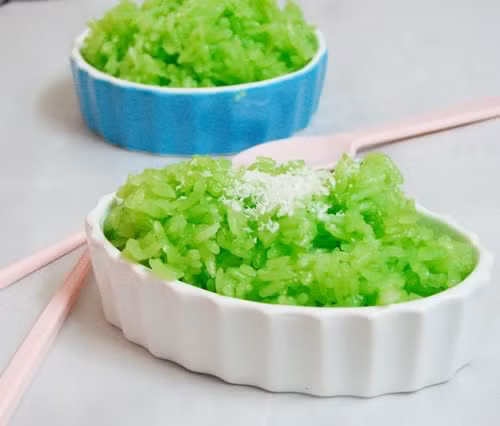 Xôi lá dứa có màu xanh dịu, thơm ngon hấp dẫn. Xay nhuyễn hỗn hợp lá dứa và nước, lọc bỏ bã. Trộn 3 giọt lá dứa chiết xuất với nước lá dứa. Dùng nước lá dứa để ngâm gạo từ 4 - 12 giờ. Ảnh: cuasotinhyeu