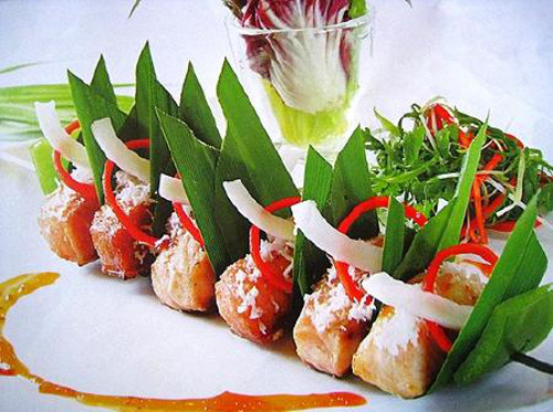 Cá nướng lá dứa là món ăn đơn giản lại bổ dưỡng. Cá làm sạch, cắt khúc rồi ướp hạt nêm, đường, nước mắm, dầu ăn…Dùng lá dứa cuộn tròn quanh mình cá. Sau đó dùng tăm xiên vào miếng cá để lá dứa không bị bung ra. Cho cá lên vỉ, nướng chín vàng đều. Món ăn dùng với tương ớt rất hấp dẫn. Ảnh: 2day