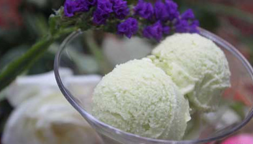 Cho hỗn hợp trứng, sữa và lá dứa vào nồi đun cách thủy. Khuấy cho đến khi hỗn hợp sánh lại. Lọc bỏ lá dứa ra ngoài. Cho kem vào âu và để vào ngăn đá. Khoảng 30 phút lại lấy kem ra đảo đều. Khi kem lá dứa thơm mùi lúa là có thể ăn được. Ảnh: bepgiadinh