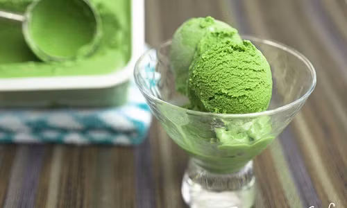  Kem lá dứa là món ăn hấp dẫn trong mùa hè nóng bức này. Cho sữa tươi, kem tươi vào nồi đun nóng khoảng 80 độ C thì cho lá dứa vào. Đun nhỏ lửa không để cho hỗn hợp sữa sôi. Lòng đỏ trứng đem đánh tan. Đổ hỗn hợp sữa vào bát trứng. Ảnh: vietcadao