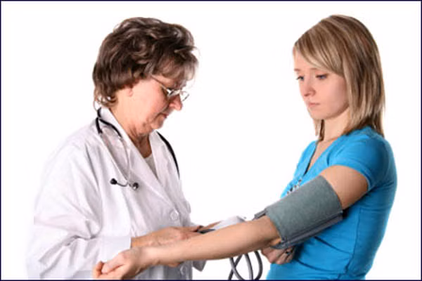 5. Nhận thức những rủi ro liên quan đến phẫu thuật. Luôn có những rủi ro liên quan đến phẫu thuật và bệnh nhân cùng gia đình phải hiểu được mình đang trải qua những gì. Trước phẫu thuật, bệnh viện sẽ yêu cầu ký vào một bản cam kết để bạn hiểu tất cả những rủi ro và những thông tin cần thiết khác. Vì vậy, phải chuẩn bị tâm lý sẵn sàng với bất kỳ tình huống xấu nào có thể xảy ra.