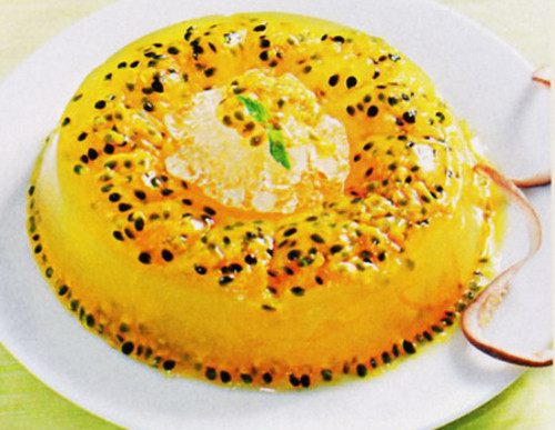 Thạch chanh leo chua ngọt, thanh mát, giúp giải nhiệt rất tốt cho buổi trưa hè. Chanh leo nạo hết hột pha với 200ml nước. Bột thạch hòa nước rồi đun sôi lăn tăn. Đổ nước chanh leo vào nồi thạch. Khuấy đều hỗn hợp khoảng 5 phút. Để nguội rồi cho ra khuôn. Ảnh: khoetay