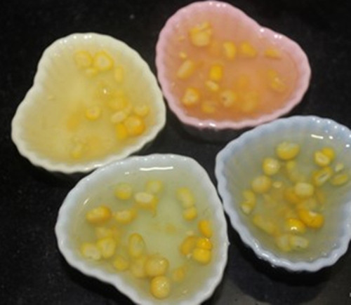 Thạch ngô rất được ưa chuộng trong mùa hè bởi chế biến khá đơn giản lại có vị ngọt, thanh mát. Vị dẻo dẻo giòn giòn của miếng thạch xen lẫn vị ngọt mát của từng hạt ngô giúp thực khách có cảm giác cực kỳ thú vị. Ảnh: thegioiphunu