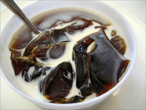 Cho hỗn hợp gelatin vào lò vi sóng đến khi tan chảy. Sau đó đổ gelatin vào hỗn hợp cà phê. Đổ hỗn hợp này vào khay và cho vảo tủ lạnh từ hai tiếng đến nửa ngày. Cho sữa tươi vào cốc, cắt cà phê đã đông vào trộn đều. Ảnh: diadiemanuong