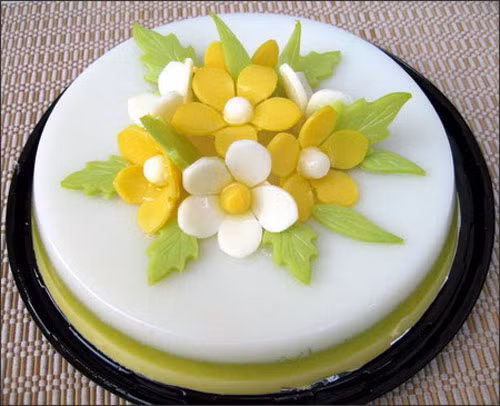  Thạch sữa đậu nành ngọt mát giúp những ngày hè nóng bức trở nên dễ chịu. Cho đậu tương vào xay mịn. Sau đó, lọc lấy phần nước đậu nành. Trộn đường với bột rau câu. Nước đậu nành đun sôi thì từ từ đổ phần đường và bột rau câu vào. Khuấy nhẹ đến khi hỗn hợp sôi trở lại vài phút thì tắt bếp. Đổ nước thạch đậu nành vào khuôn. Thạch nguội thì bỏ vào tủ lạnh. Ảnh: mevabe