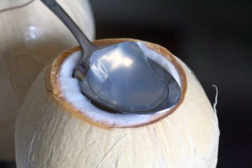 Sau đó bắc lên bếp đun cho đến khi bột thạch tan hết. Thạch sôi rót vào trong quả dừa. Bớt lại một chút thạch để hòa với nước cốt dừa. Dùng hỗn hợp này đổ lên bề mặt thạch trong quả dừa. Đợi thạch nguội, cho vào tử lạnh. Ảnh: lambanhngon