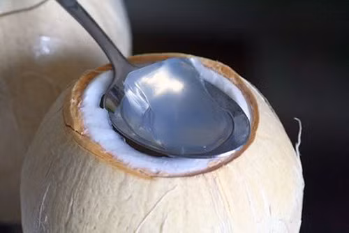 Sau đó bắc lên bếp đun cho đến khi bột thạch tan hết. Thạch sôi rót vào trong quả dừa. Bớt lại một chút thạch để hòa với nước cốt dừa. Dùng hỗn hợp này đổ lên bề mặt thạch trong quả dừa. Đợi thạch nguội, cho vào tử lạnh. Ảnh: lambanhngon