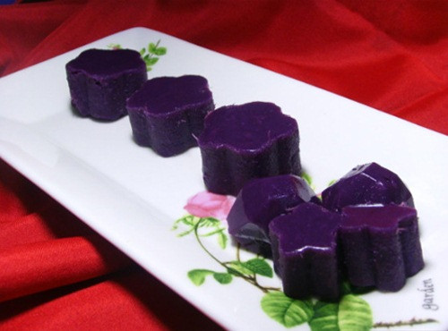 Thạch khoai lang tím không chỉ ngon mà còn bắt mắt. Khoai lang cạo vỏ, luộc chín rồi nghiền nát. Cho bột thạch vào nước sôi, khuấy đều. Sau đó đun sôi trên lửa vừa và khuấy đều tay. Thêm đường vào, đun đến khi bột đặc. Cho khoai và đường trộn đều, cho lên nước sôi đun chảy ra. Cho bột khoai vào khuôn và để trong tủ lạnh trong khoảng một giờ. Ảnh: viet-times