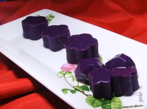 Thạch khoai lang tím không chỉ ngon mà còn bắt mắt. Khoai lang cạo vỏ, luộc chín rồi nghiền nát. Cho bột thạch vào nước sôi, khuấy đều. Sau đó đun sôi trên lửa vừa và khuấy đều tay. Thêm đường vào, đun đến khi bột đặc. Cho khoai và đường trộn đều, cho lên nước sôi đun chảy ra. Cho bột khoai vào khuôn và để trong tủ lạnh trong khoảng một giờ. Ảnh: viet-times