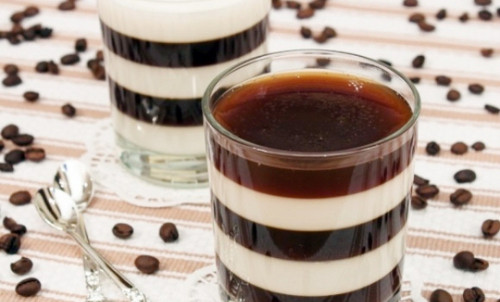 Thạch cà phê. Những viên thạch ngọt mát quyện vị đắng cà phê sẽ là một món tráng miệng hấp dẫn. Trộn bột gelatin với nước cho thấm đều. Pha cà phê bột nước sôi rồi cho đường vào khuấy tan. Ảnh: taymay