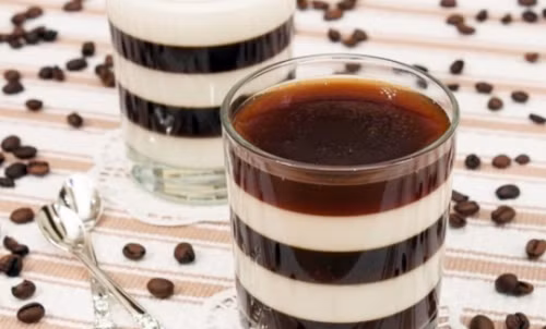 Thạch cà phê. Những viên thạch ngọt mát quyện vị đắng cà phê sẽ là một món tráng miệng hấp dẫn. Trộn bột gelatin với nước cho thấm đều. Pha cà phê bột nước sôi rồi cho đường vào khuấy tan. Ảnh: taymay