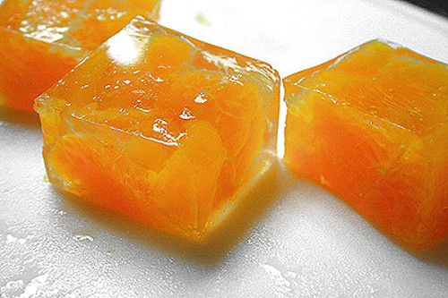 Thạch cam. Vị ngọt tự nhiên của nước cam hòa cùng vị mát, dai của thạch tạo nên một món tráng miệng tuyệt ngon trong mùa hè. Cam ép lấy nước rồi bắc lên bếp đun. Đổ bột thạch đã hòa tan với nước ấm vào. Khuấy cho bột thạch và nước cam quyện đều. Đun đến khi nước cam sôi thì tắt bếp. Cho hỗn hợp nước cam để nguội vào ngăn mát tủ lạnh khoảng vài tiếng là dùng được. Ảnh: vietcadao