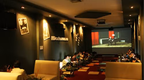 Quán còn phục vụ nhiều món ăn nhẹ và đồ uống. Quán cũng thiết kế phòng riêng cho các cặp tình nhân với không gian riêng tư, nhẹ nhàng, lãng mạn. Ảnh: hdcaphe