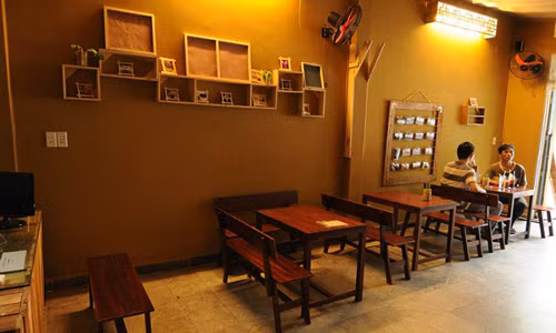 Hachi Café, 52 Tân Canh, P. 1, Quận Tân Bình. Hachi café hấp dẫn bởi không gian café thoáng mát, được thiết kế theo phong cách hiện đại, vừa trang nhã vừa ấm cúng. Những bộ bàn ghế gỗ và đồ trang trí handmade xinh xắn tạo nên cảm giác thoải mái. Ảnh: dendau