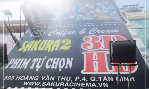 Sakura café có không gian phòng chờ thoáng mát để khách hàng thư giãn ngồi đợi. Quán không tính tiền xem phim theo giờ mà tính theo người. Mặc dù là quán là cafe HD nhưng bạn có thể cafe không cũng được. Ảnh: thuonghieuvn