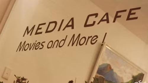 Không những thế quán còn có các món ăn nhẹ hấp dẫn như khoai tây chiên, cá viên chiên, kem chiên, nước ép, sinh tố... với giá cả phải chăng. Ảnh: 5giay