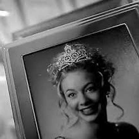 Katie Kirkpatrick sinh ra tại làng Metamora, bang Michigan, Mỹ. Cô có mái tóc vàng hoe óng mượt, đôi mát xanh da trời và nụ cười tươi tắn luôn thường trực trên môi. Năm 18 tuổi, cô được chẩn đoán ung thư não. Một vài tuần sau đó, Katie được làm phẫu thuật, phải nằm viện để theo dõi điều trị. Sau một thời gian, cô dần khỏe lên và không còn dấu hiệu ung thư.