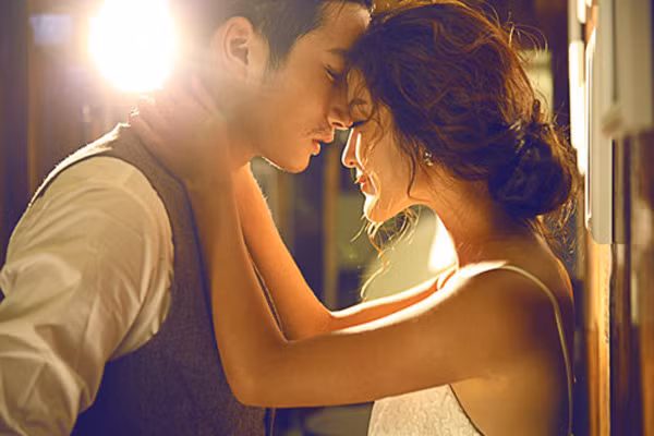 1. Mùi của cơ thể có thể giúp chúng ta tìm bạn đời. Mùi cơ thể bị ảnh hưởng chủ yếu bởi mô tương hợp (MHC), nó có thể được di truyền và liên kết với hệ thống miễn dịch. Các thí nghiệm trên cả động vật và con người đã chỉ ra rằng, chúng ta có xu hướng xem đối tác hấp dẫn hơn nếu như MHC của người đó khác với mùi cơ thể của chính mình. Nói cách khác, cơ thể sẽ bị cuốn hút bởi mùi vị lạ hơn.