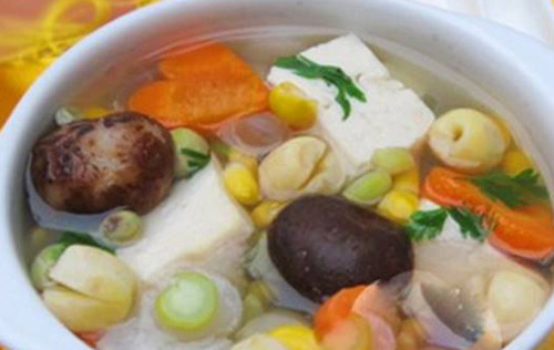  Canh chay rau củ thập cẩm. Canh chay rau củ có hương vị thơm ngon, lại dễ làm, thích hợp trong những ngày ăn chay của gia đình. Hạt sen khô và nấm hương ngâm qua đêm cho nở mềm, rửa sạch. Ngô ngọt, đậu Hà Lan hạt rửa sạch, để ráo nước. Ảnh: 123amthuc