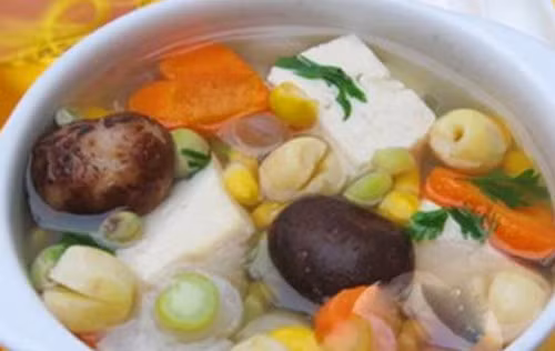 Canh chay rau củ thập cẩm. Canh chay rau củ có hương vị thơm ngon, lại dễ làm, thích hợp trong những ngày ăn chay của gia đình. Hạt sen khô và nấm hương ngâm qua đêm cho nở mềm, rửa sạch. Ngô ngọt, đậu Hà Lan hạt rửa sạch, để ráo nước. Ảnh: 123amthuc