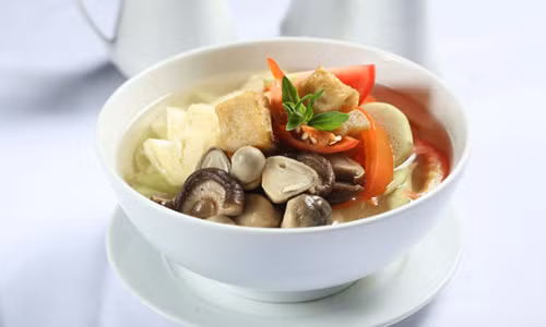 Một trong những món canh chay ngon mà dễ làm là canh chua chay. Canh có vị chua chua của me và dứa, thêm nhiều rau và đậu phụ non, rất đậm đà thơm ngon mà thanh mát tốt cho sức khỏe. Đậu phụ non cắt nhỏ, miếng vuông. Dứa cắt lát mỏng, cà chua xắt theo chiều dọc thành 8 miếng. Nấm rơm rửa sạch cắt làm 3. Ảnh: 123amthuc