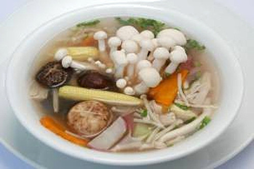 Canh nấm rau non hấp dẫn bởi hương vị thơm ngọt và mát. Đậu phụ rửa sạch, cắt miếng rồi rán. Rau ngỏ cắt nhỏ, gừng thái sợi. Cà rốt gọt vỏ, cắt miếng. Ngô bao tử rửa sạch, bổ đôi. Củ cải đỏ cắt miếng mỏng. Các loại nấm sơ chế và rửa sạch. Ảnh: megafun
