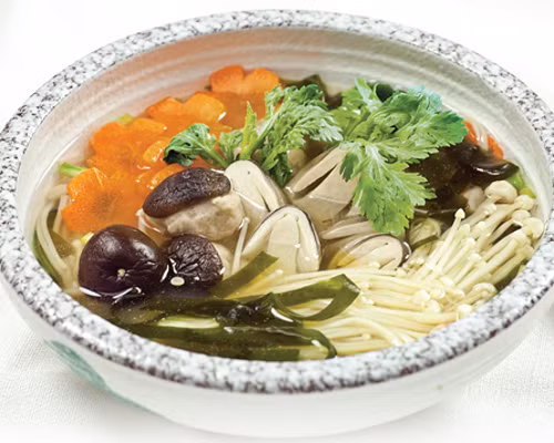 Đun sôi nước rồi cà rốt, ngô non, củ cải vào. Đun gần chín cho nấm và đậu vào. Nêm muối, hạt nêm vừa miệng rồi rắc hành lá, rau ngò. Ảnh: 2day