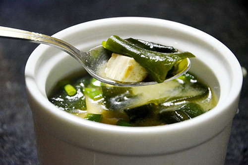 Canh đậu phụ nấu rong biển có vị ngọt tự nhiên, rất thanh đạm nhưng bổ dưỡng. Rong biển ngâm nước sôi, vớt ra để ráo nước, đậu phụ cắt miếng vừa ăn. Củ cải trắng, su su, su hào gọt vỏ, rửa sạch, thái miếng to rồi hầm lửa nhỏ khoảng 20 phút. Ảnh: yeutretho