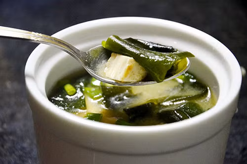 Canh đậu phụ nấu rong biển có vị ngọt tự nhiên, rất thanh đạm nhưng bổ dưỡng. Rong biển ngâm nước sôi, vớt ra để ráo nước, đậu phụ cắt miếng vừa ăn. Củ cải trắng, su su, su hào gọt vỏ, rửa sạch, thái miếng to rồi hầm lửa nhỏ khoảng 20 phút. Ảnh: yeutretho