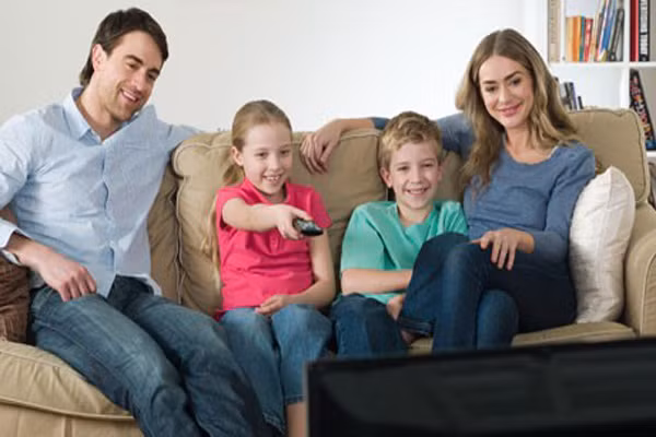 Tốt hơn hết, sau bữa ăn hãy ngồi xung quanh trò chuyện với mọi người. Xem tivi, nói chuyện điện thoại cũng là cách để bạn kéo dài thời gian cho dạ dày tiêu hóa thức ăn hiệu quả.