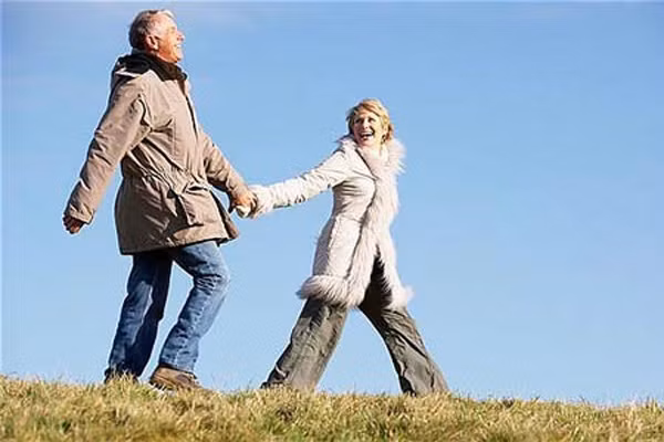  Đi dạo. Người ta nói đi bộ sau khi ăn có thể kéo dài cuộc sống của bạn, thế nhưng chỉ đúng khi bạn dạo bước sau nửa giờ ăn cơm. Nếu bạn đi bộ ngay sau khi ăn, rất có thể sẽ dẫn đến chứng trào ngược axit và khó tiêu. Hãy chịu khó thực hiện một cách khoa học là đi bộ sau bữa ăn nửa giờ, thì cơ thể sẽ đốt cháy được năng lượng đồng thời cũng giúp bạn ngủ nhanh và sâu hơn.